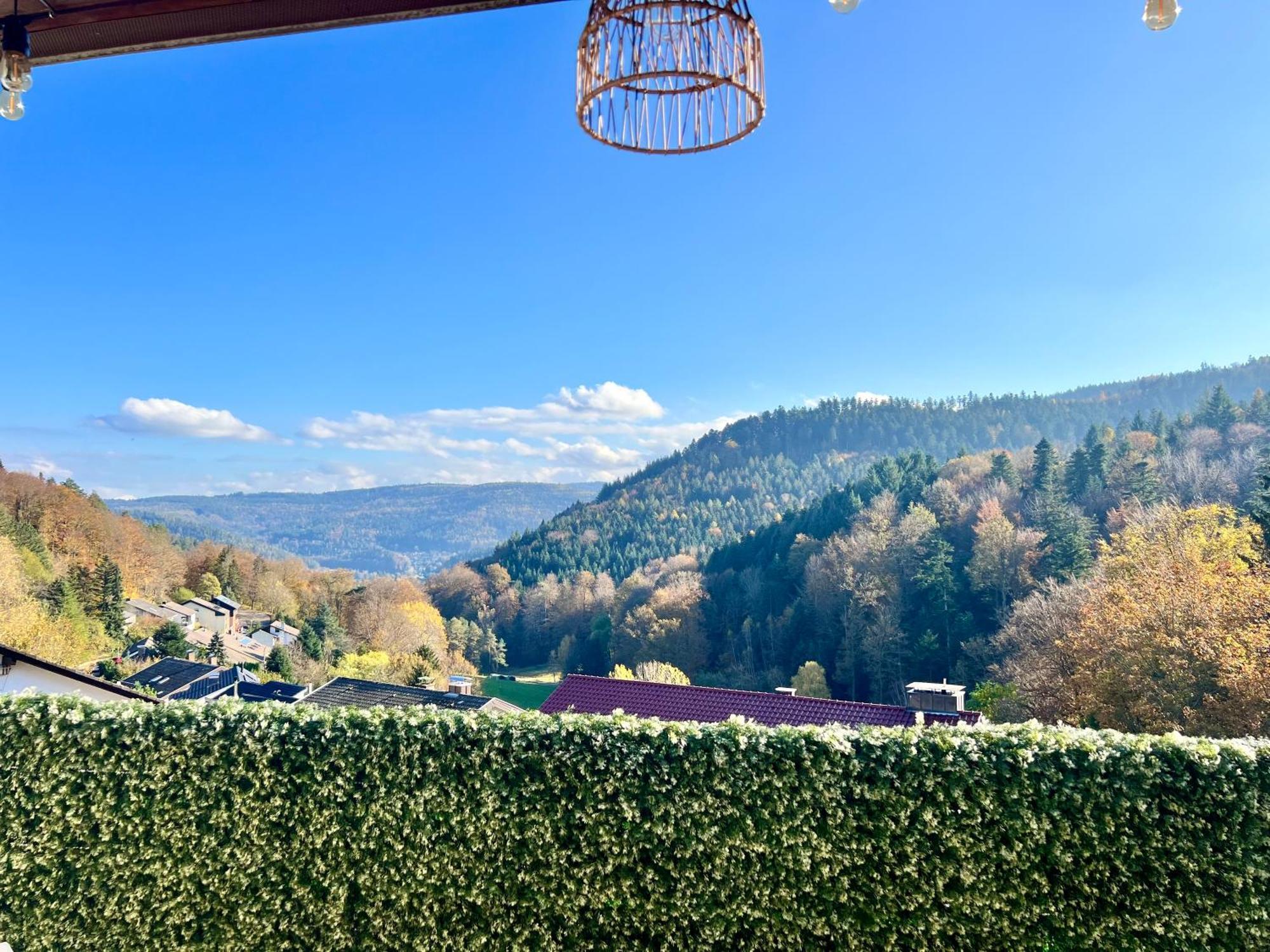 Apartamento Wohnen Im Schwarzwald Mit Panoramablick Bad Herrenalb Exterior foto