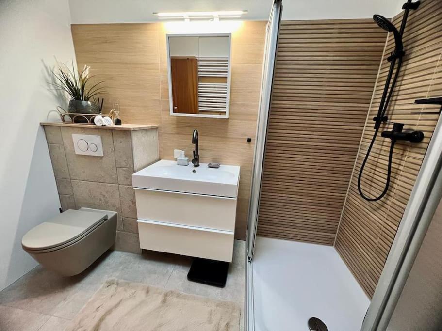 Apartamento Wohnen Im Schwarzwald Mit Panoramablick Bad Herrenalb Exterior foto
